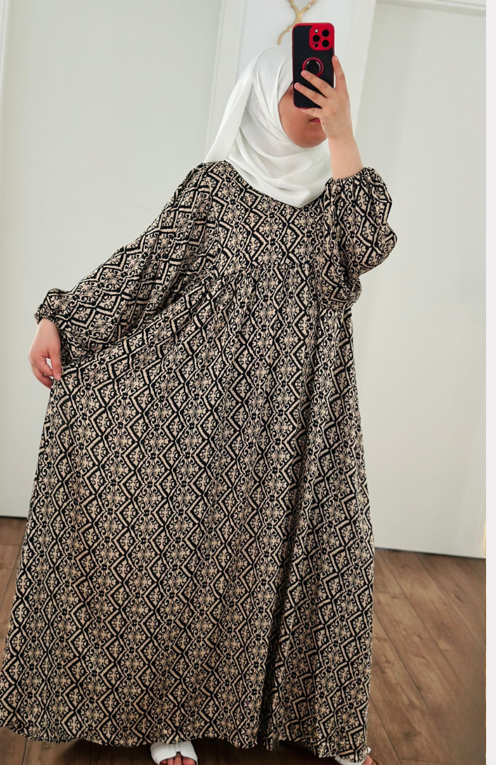 Langes Kleid mit Schwarz-Weiß-Muster.