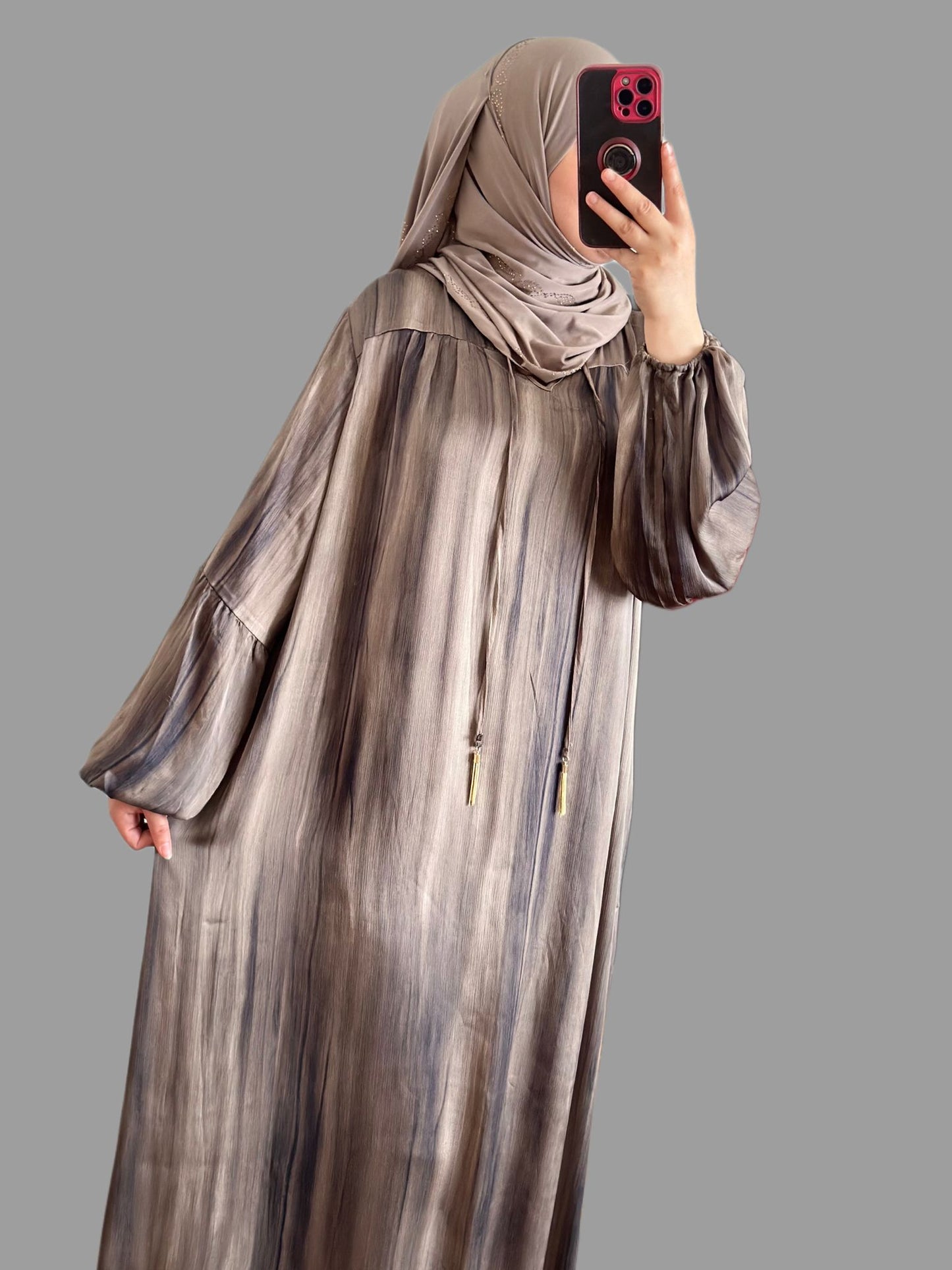 Ein wunderschönes Sommerkleid in der eleganten Farbe Taupe.