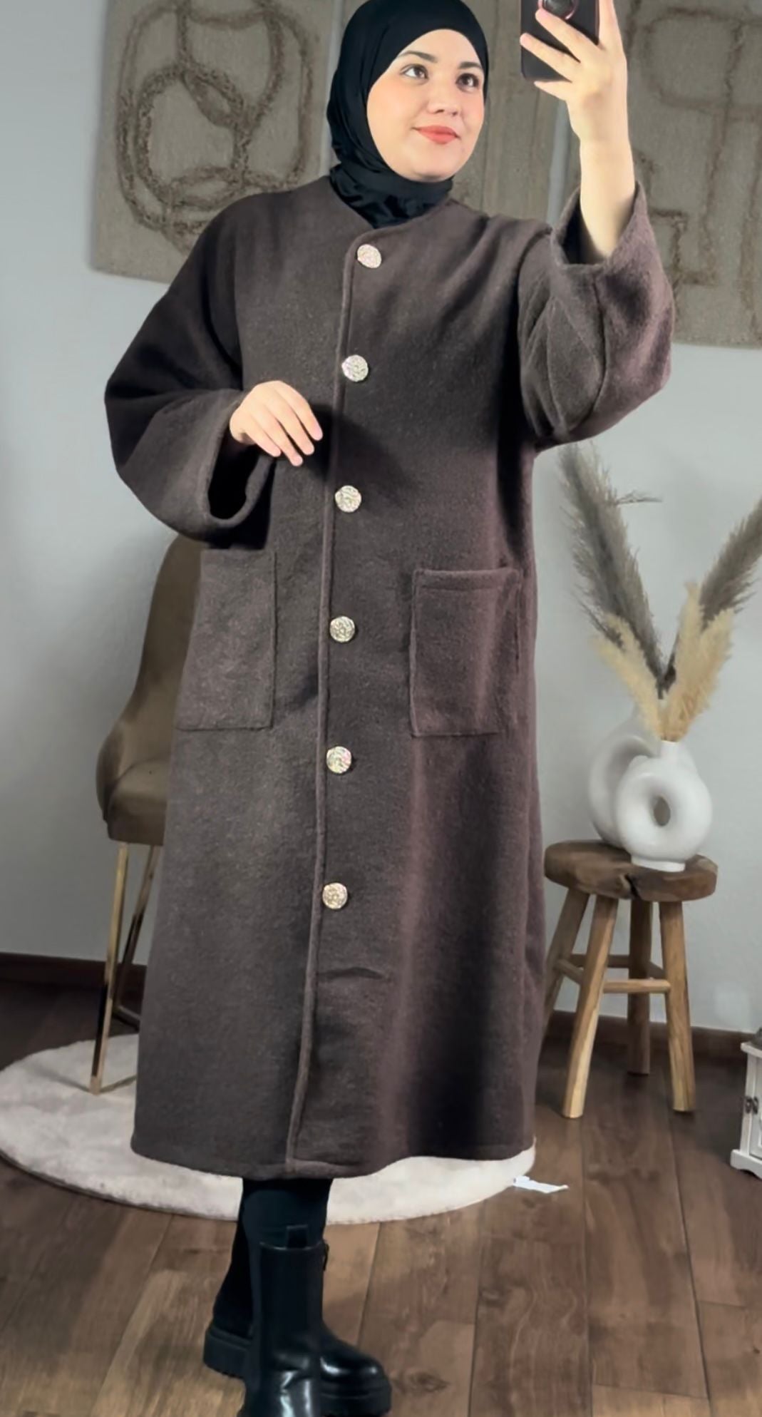 YAMNAs Langer Wintermantel mit großen Knöpfen und Vordertasche