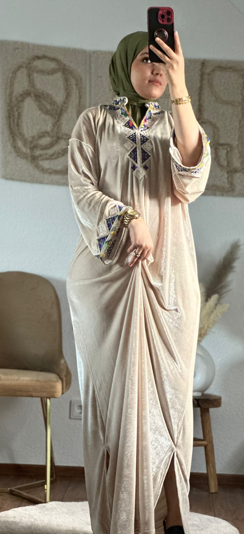 Luxuriöser Samt-Kaftan mit Details in bieg