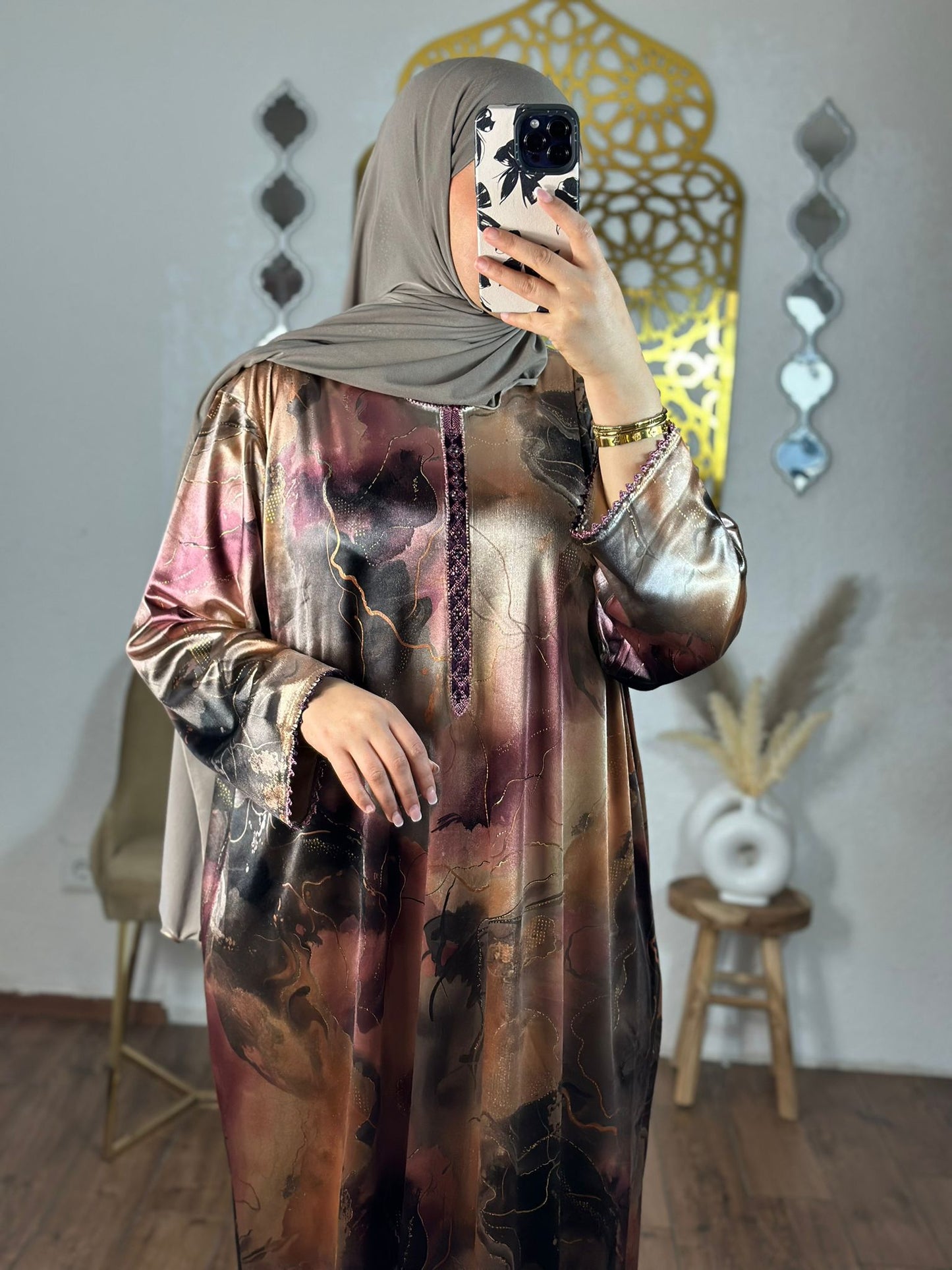 Elegantes, fließendes Kaftan-Kleid mit modernem Marmormuster
