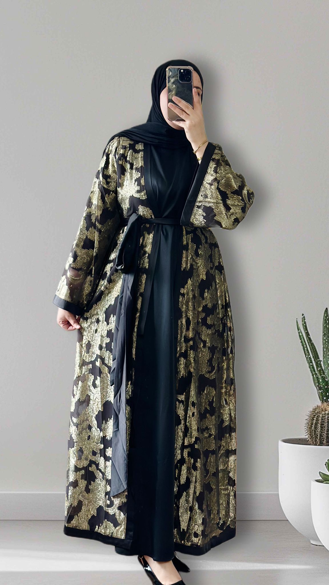 Elegante schwarze Abaya mit goldenen mustern