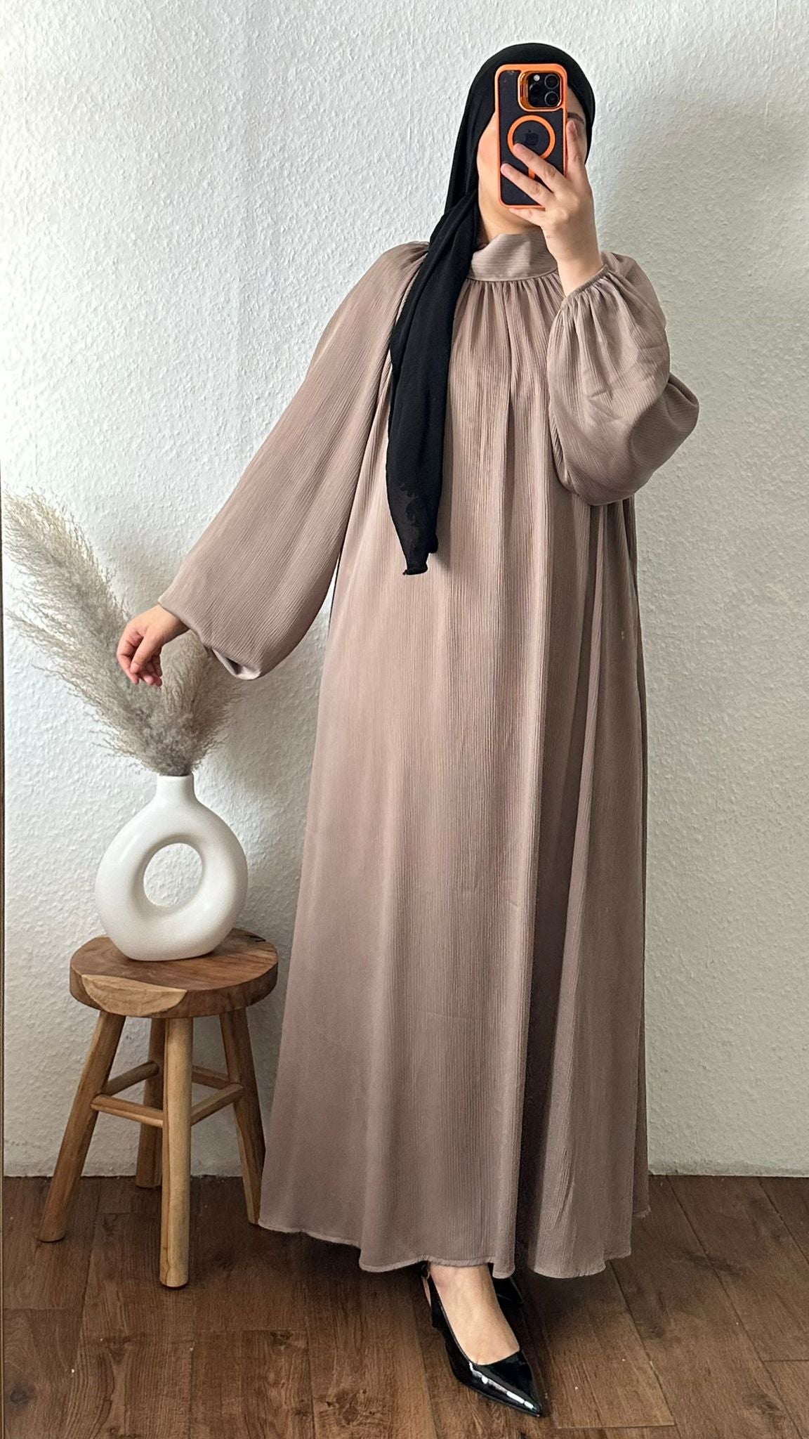 lina maxikleid in der farbe taupe