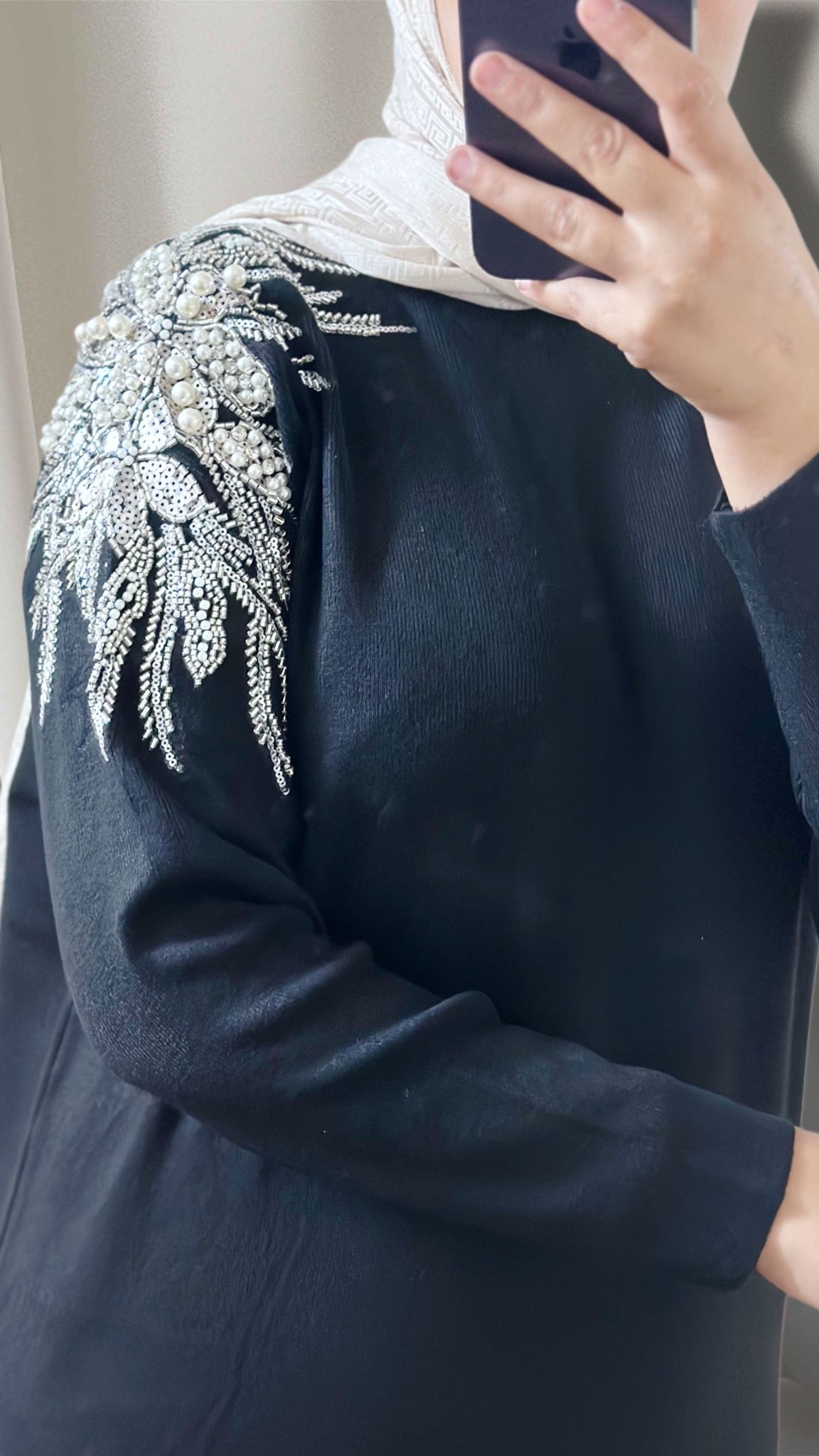 SYLIA Langes Strickkleid mit Schulter-Details – Elegant &Modern