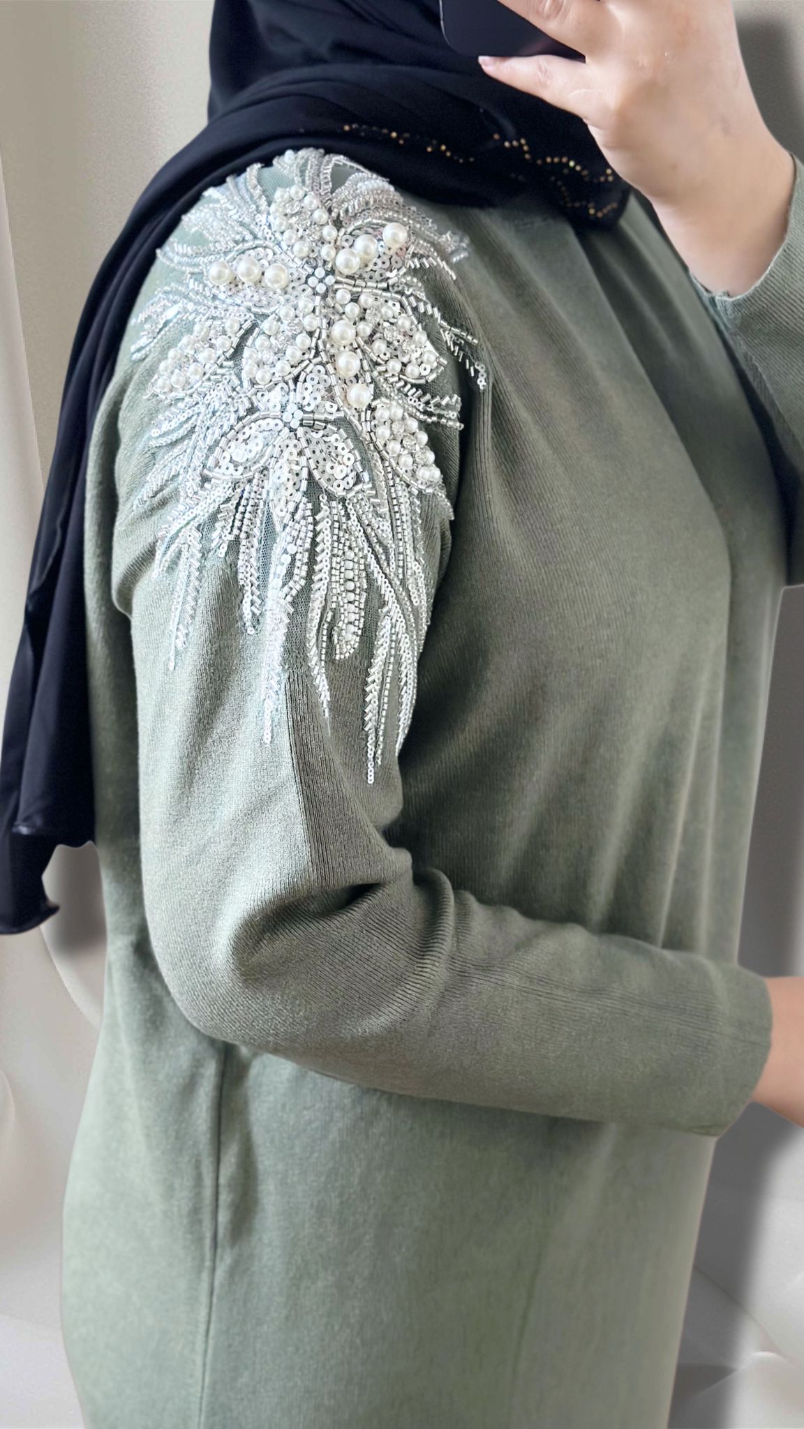SYLIA Langes Strickkleid mit Schulter-Details – Elegant & Modern