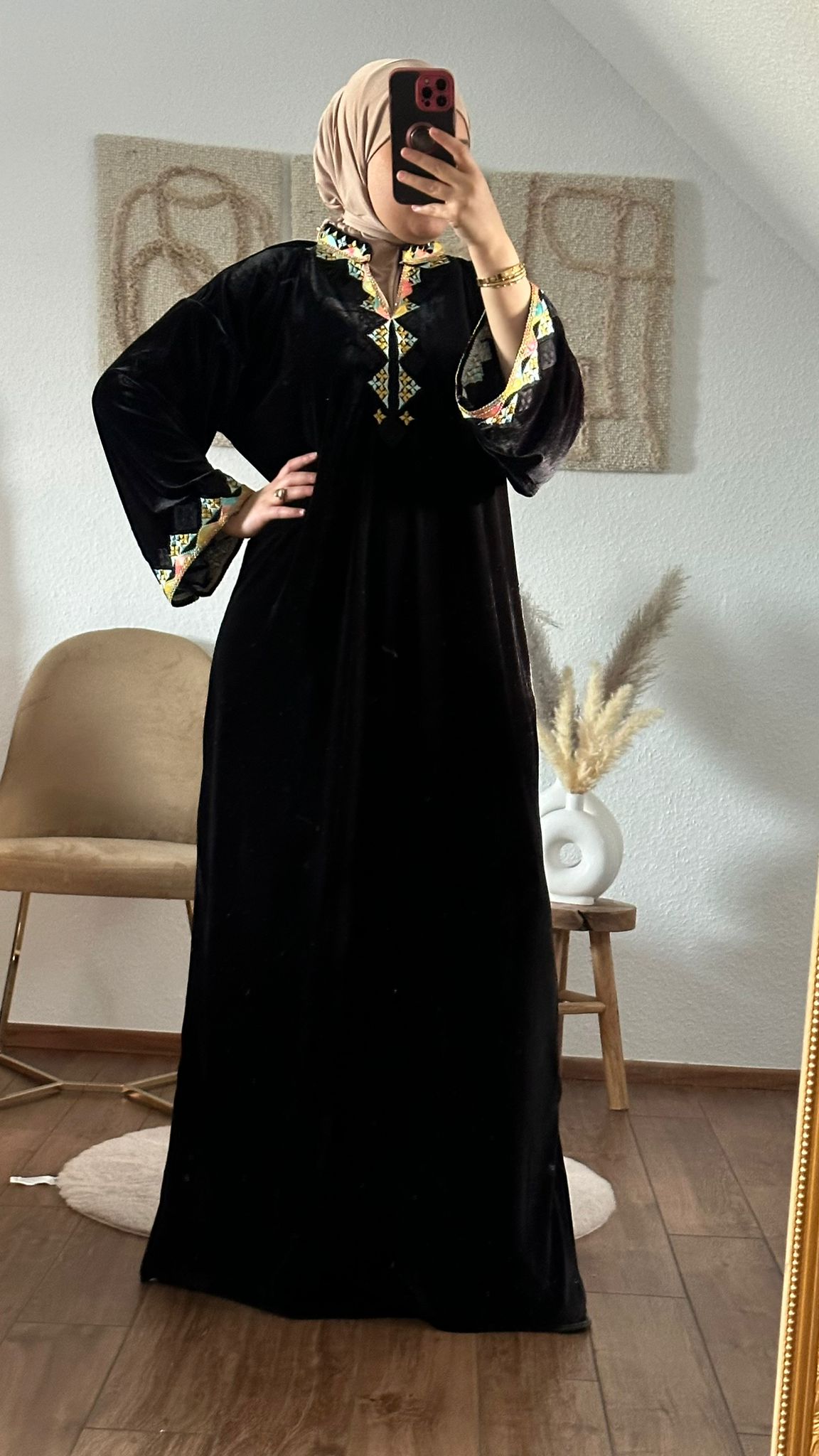 Luxuriöser Samt-Kaftan mit Details in schwarz