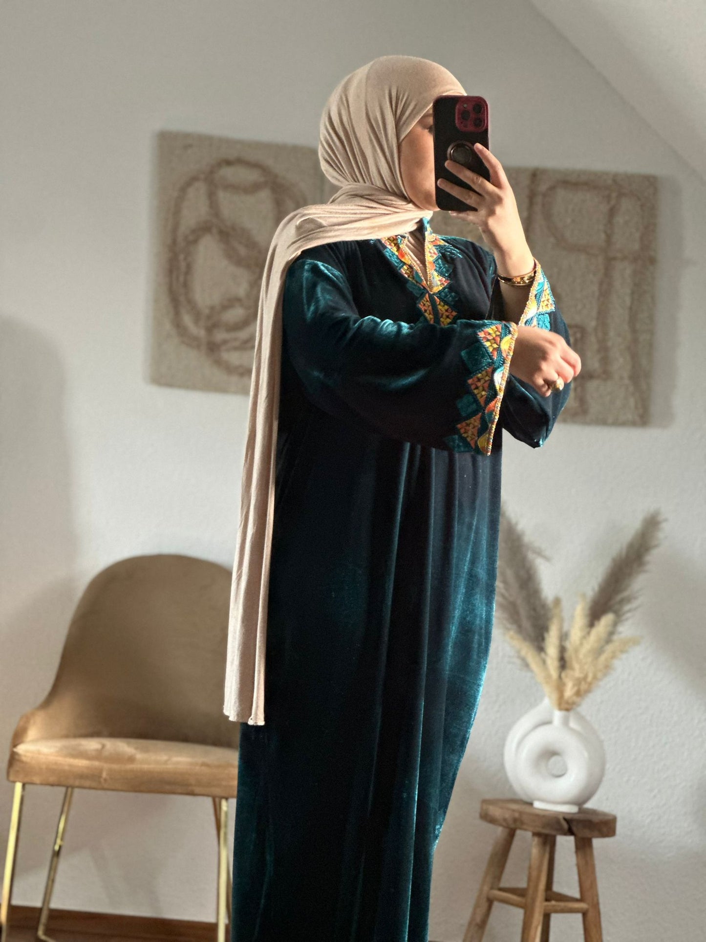 Luxuriöser Samt-Kaftan mit Details in grun