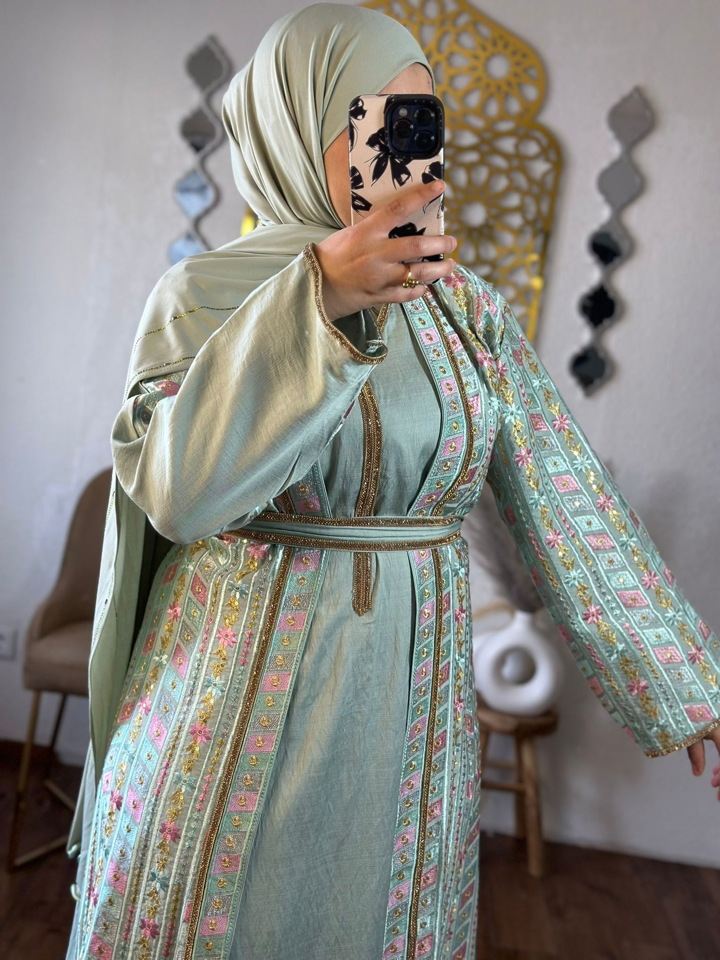 Elegante Mintgrune Abaya mit floraler stickerei