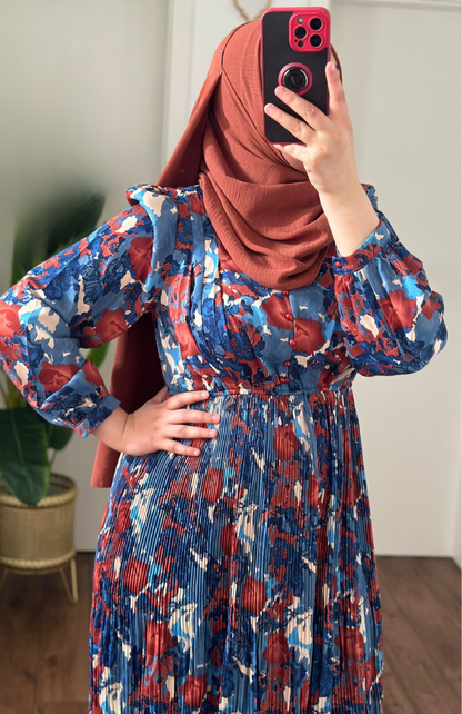 Langes Kleid mit blauem und rotem Muster