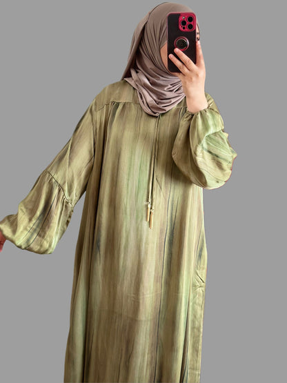 Ein wunderschönes Sommerkleid in der eleganten Farbe KAKI