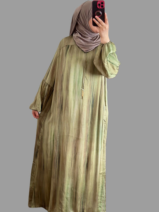 Ein wunderschönes Sommerkleid in der eleganten Farbe KAKI