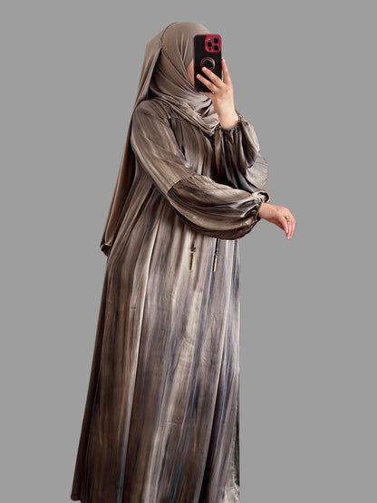 Ein wunderschönes Sommerkleid in der eleganten Farbe Taupe.