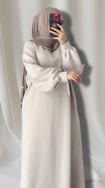 NADIAs abaya in bieg