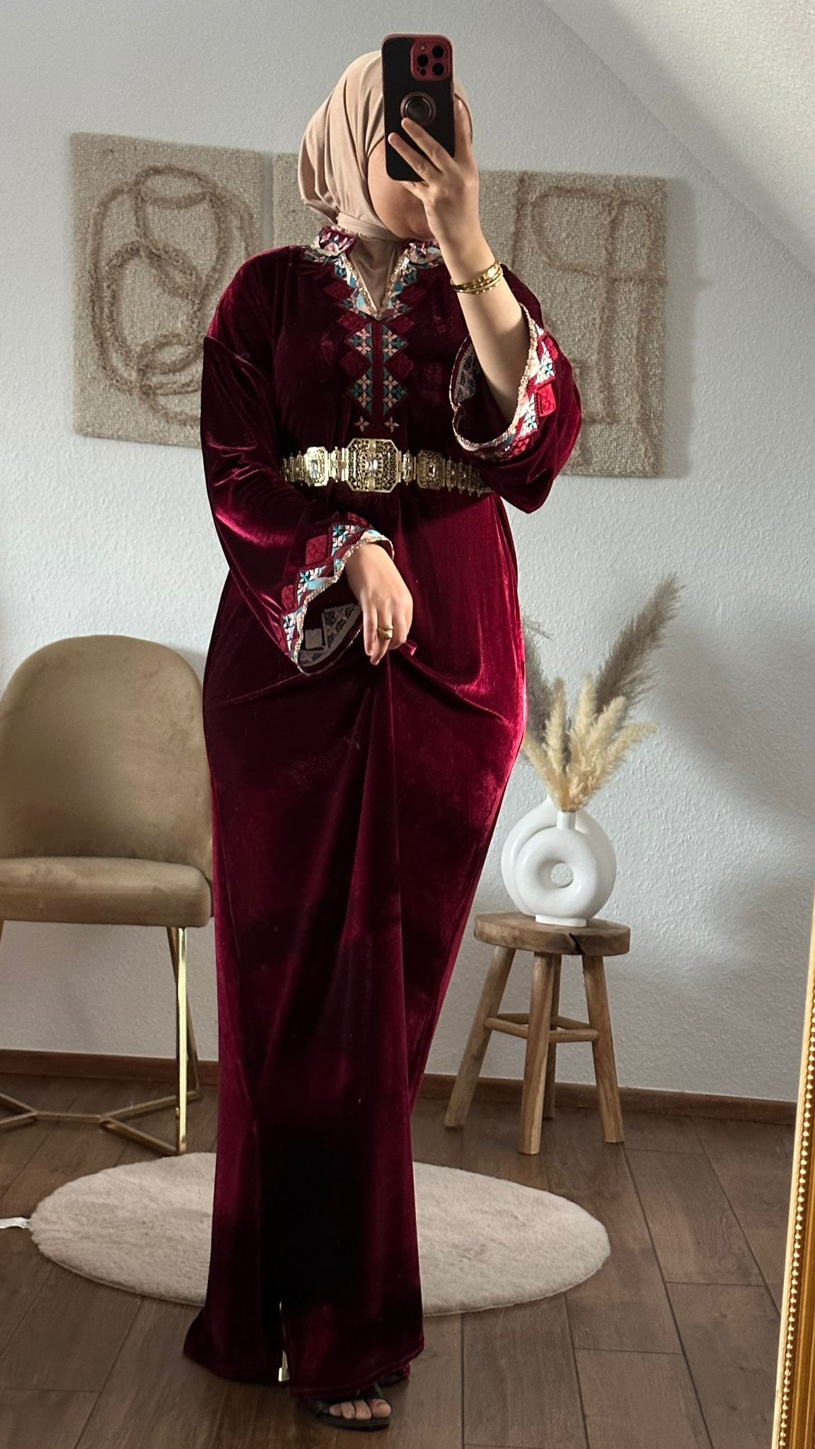 Luxuriöser Samt-Kaftan mit Details in bordoux