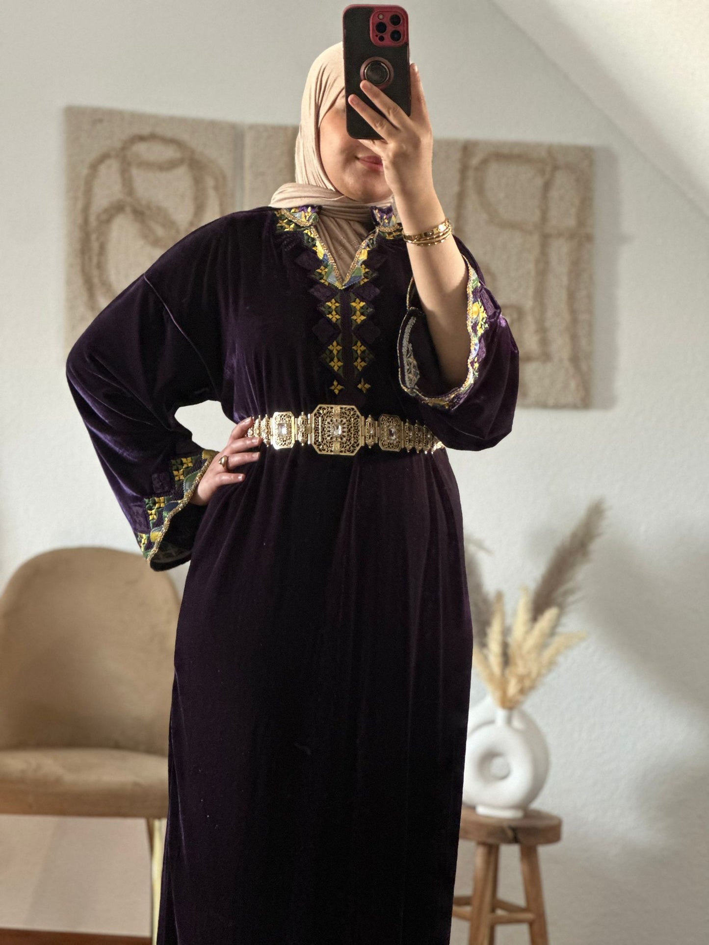 Luxuriöser Samt-Kaftan mit Details in dunkellila