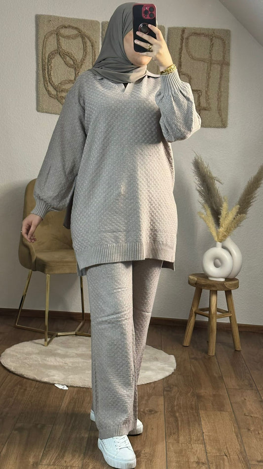 Besonderes Strickset mit komfortabler Passform in taupe