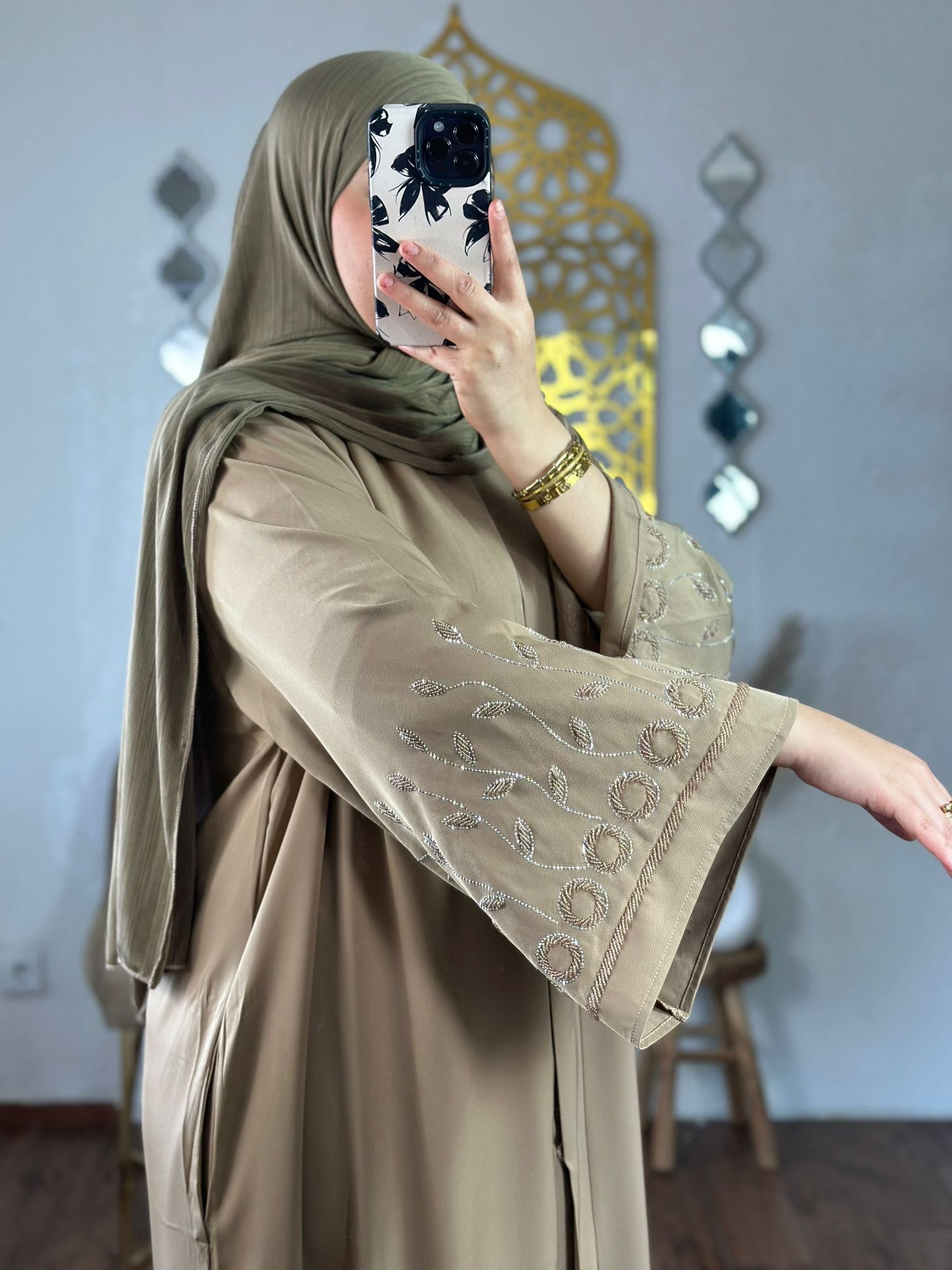 Elegante abaya mit bestickten  ärmeln_bieg