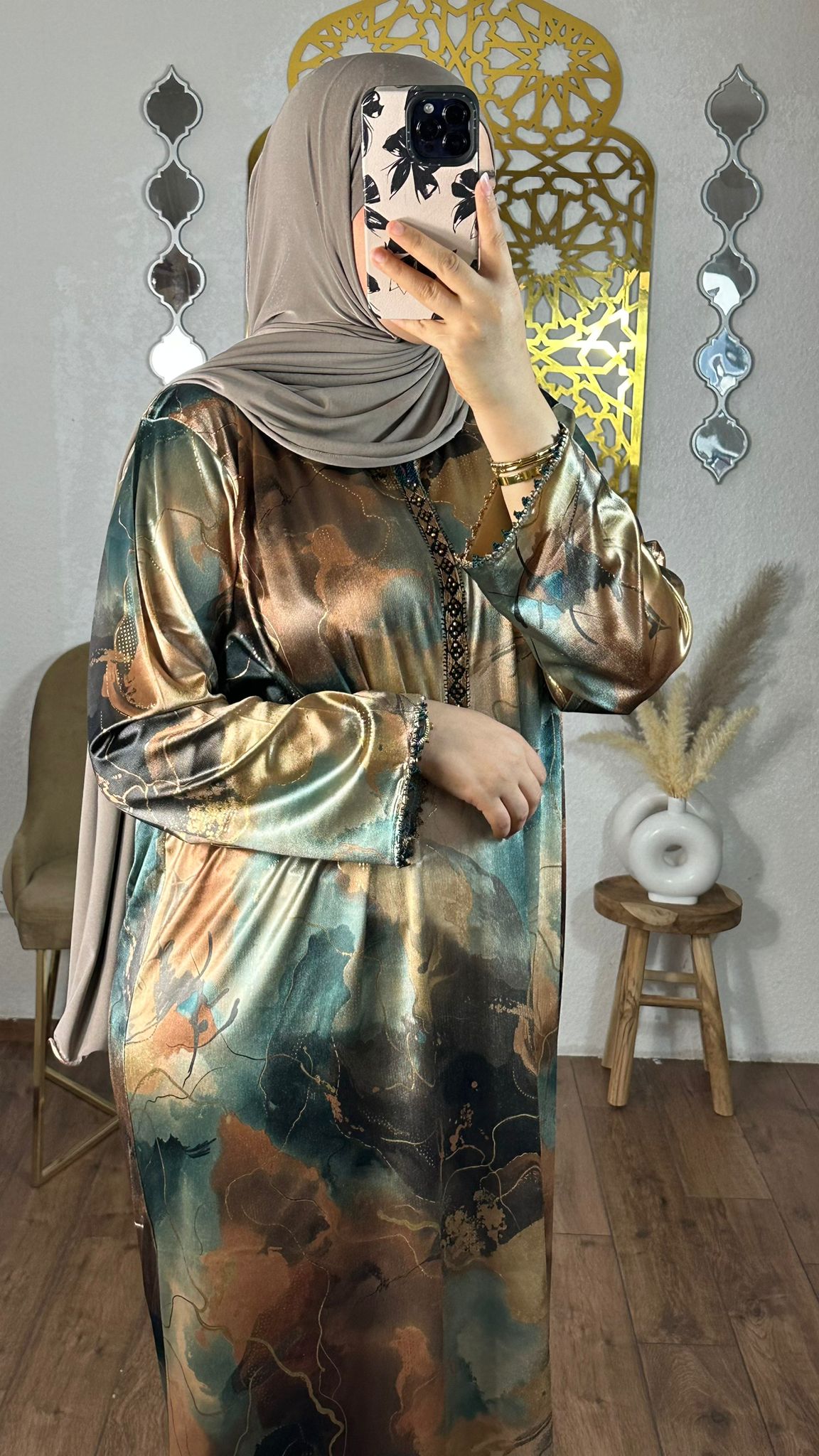 Elegantes, fließendes Kaftan-Kleid mit modernem Marmormuster