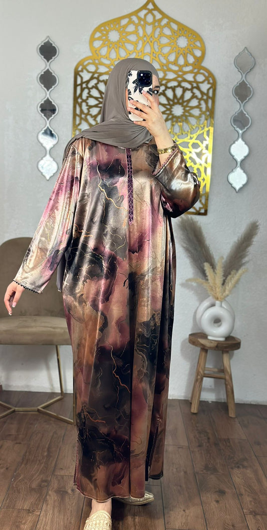 Elegantes, fließendes Kaftan-Kleid mit modernem Marmormuster