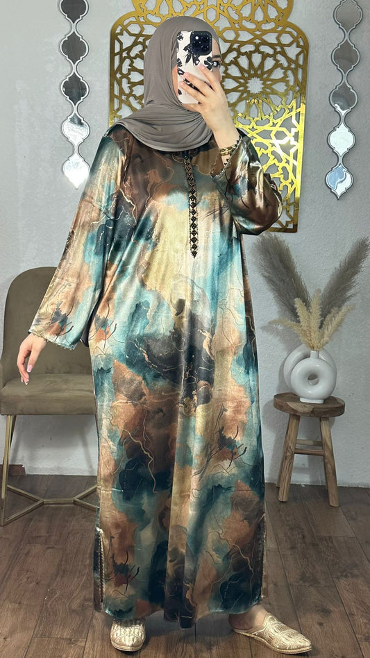 Elegantes, fließendes Kaftan-Kleid mit modernem Marmormuster