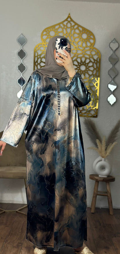 Elegantes, fließendes Kaftan-Kleid mit modernem Marmormuster