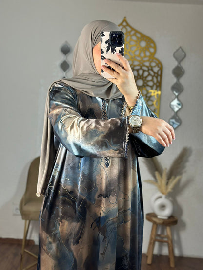 Elegantes, fließendes Kaftan-Kleid mit modernem Marmormuster