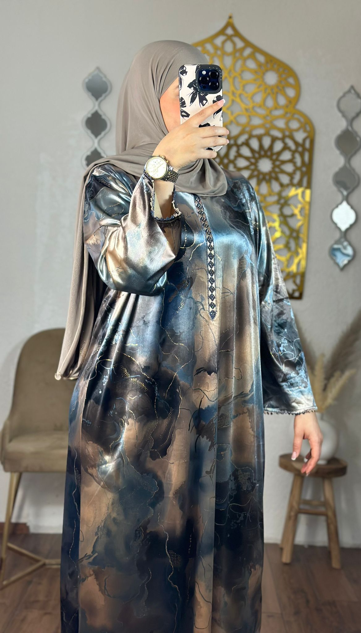 Elegantes, fließendes Kaftan-Kleid mit modernem Marmormuster