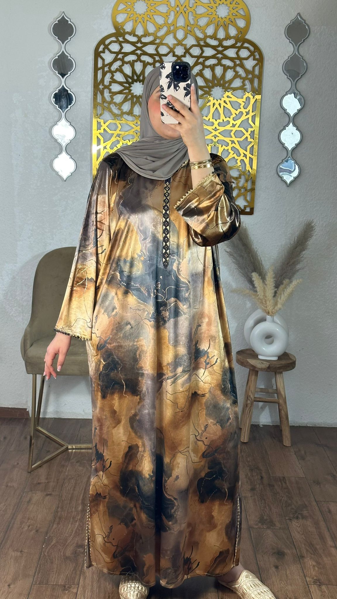Elegantes, fließendes Kaftan-Kleid mit modernem Marmormuster