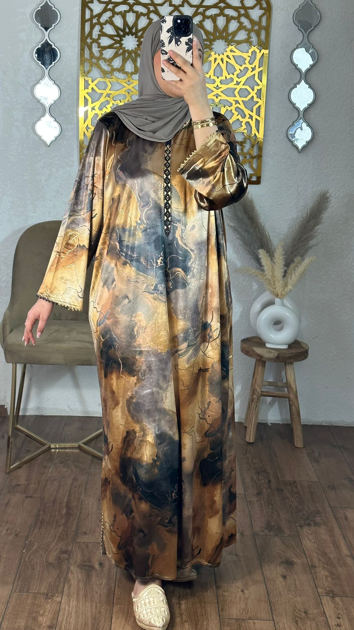 Elegantes, fließendes Kaftan-Kleid mit modernem Marmormuster