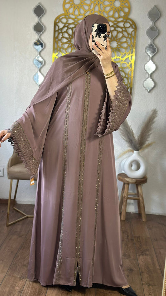 Fakhama s luxuriöser abaya mit hijab