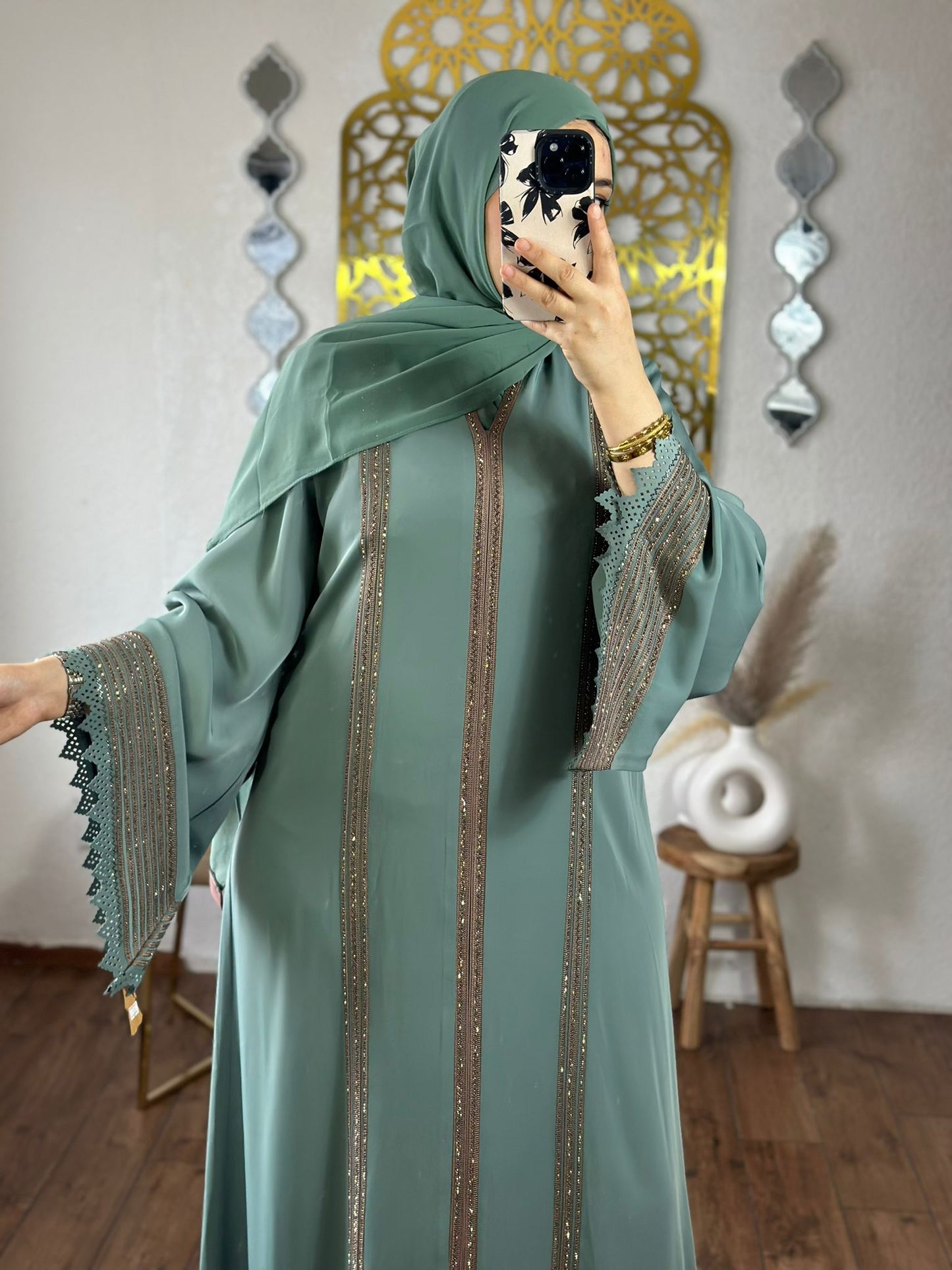 Fakhama s luxuriöser abaya mit hijab