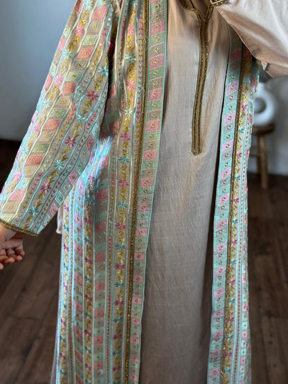 Elegante Rosegold Abaya mit floral stickerei