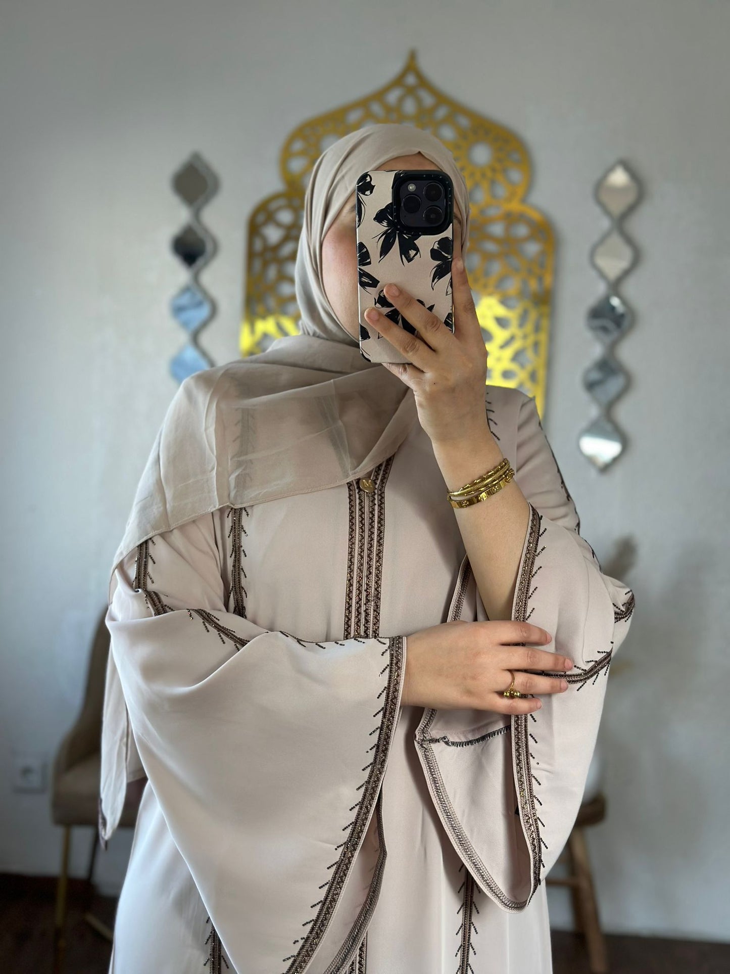 Fakhama s luxuriöser abaya mit hijab