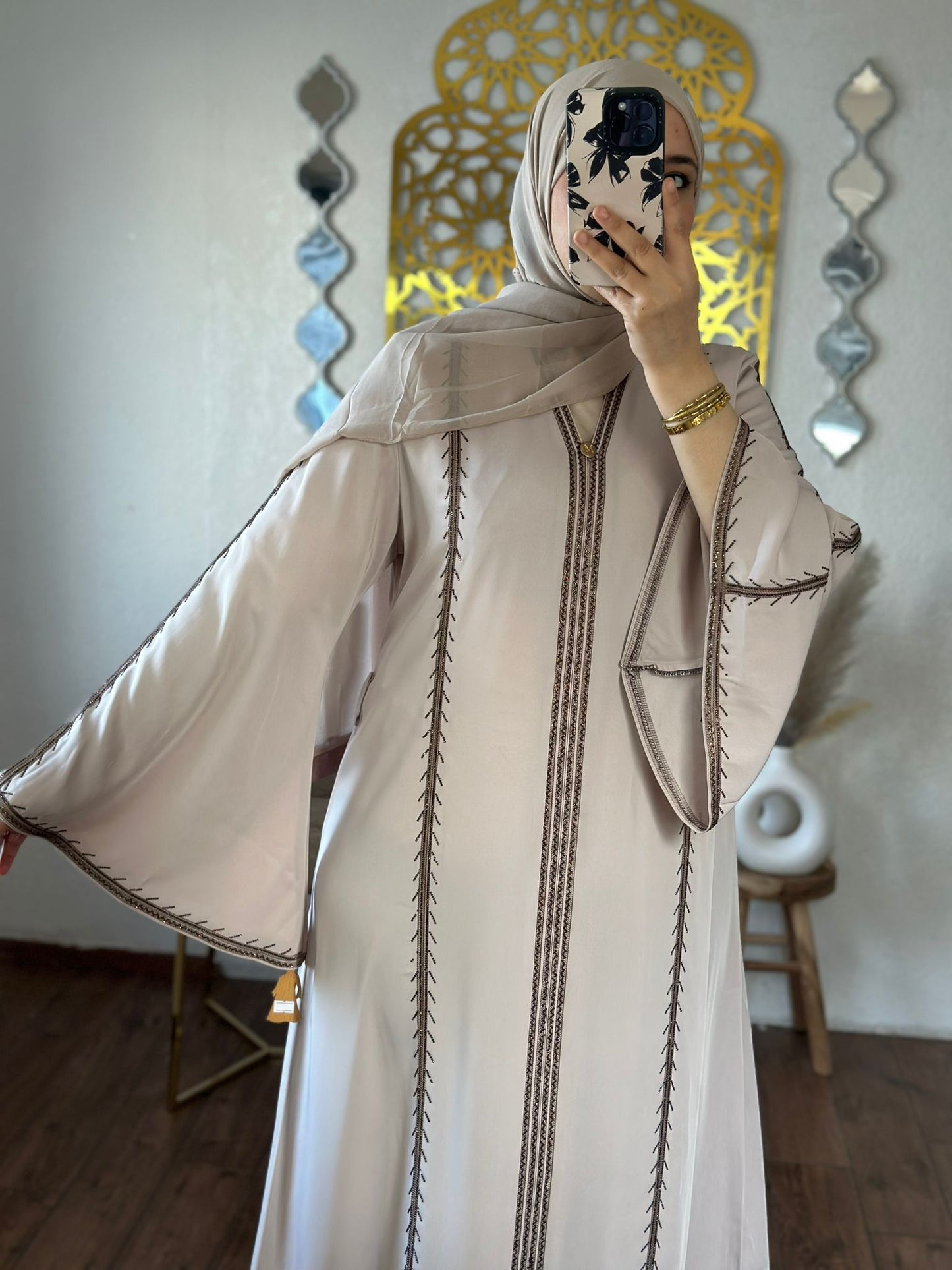 Fakhama s luxuriöser abaya mit hijab