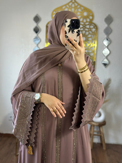 Fakhama s luxuriöser abaya mit hijab