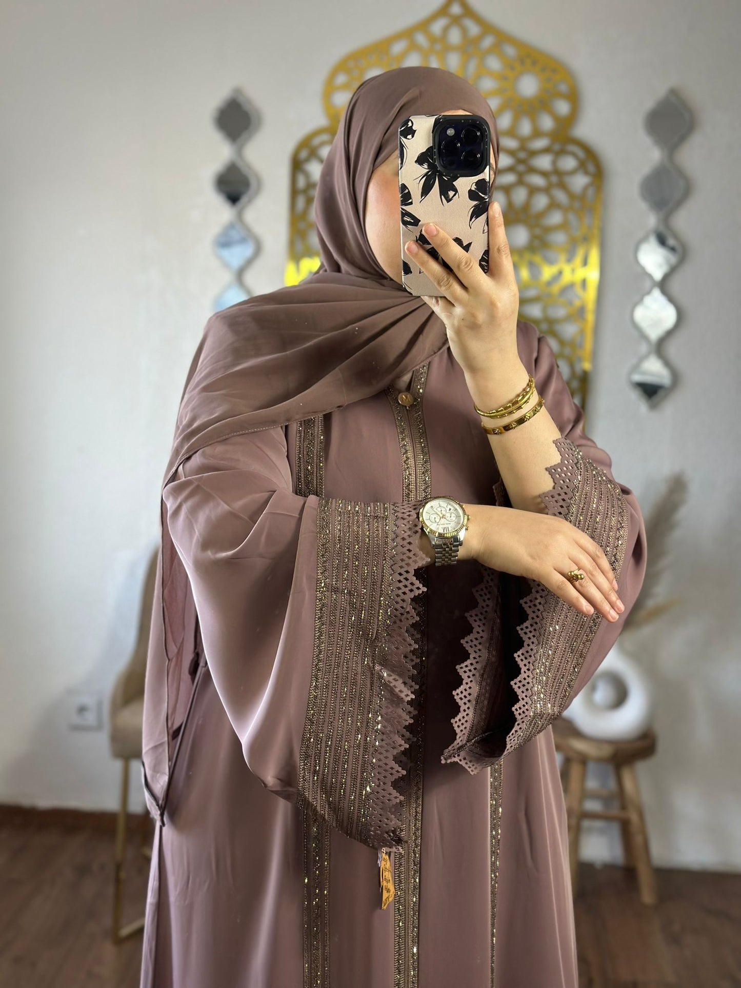Fakhama s luxuriöser abaya mit hijab