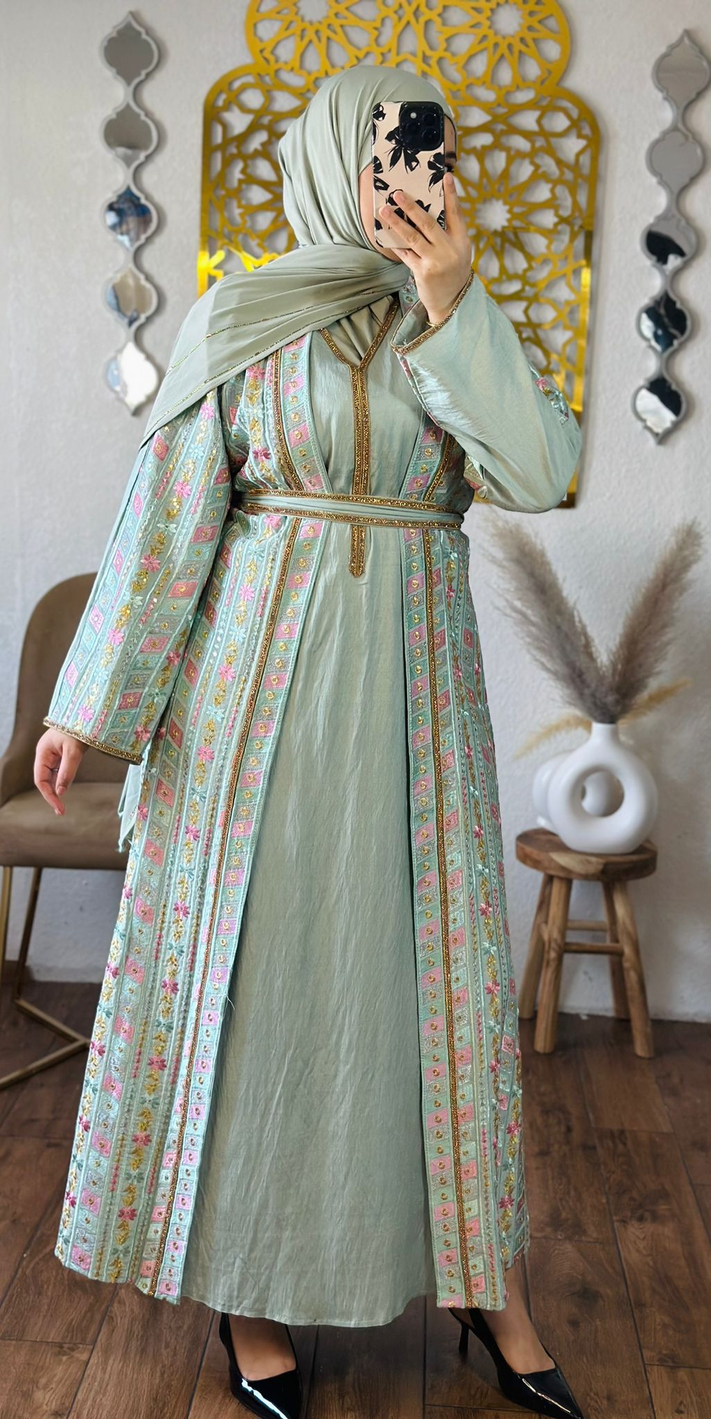 Elegante Mintgrune Abaya mit floraler stickerei