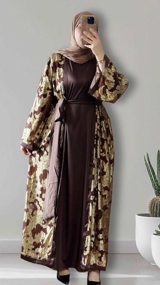 Elegante schwarze abaya mit goldenen mustern