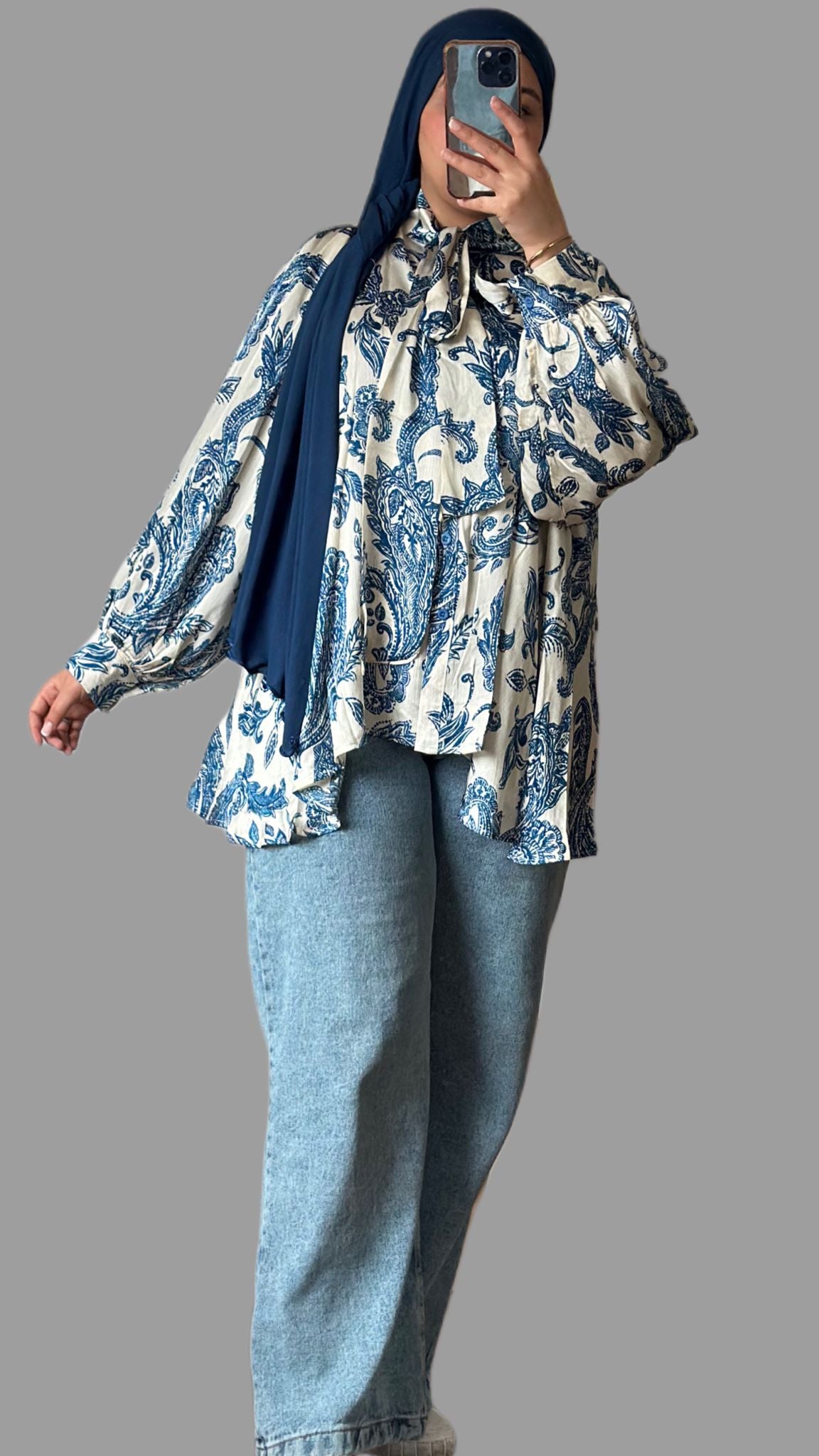 Elegante Bluse mit muster und Schleife