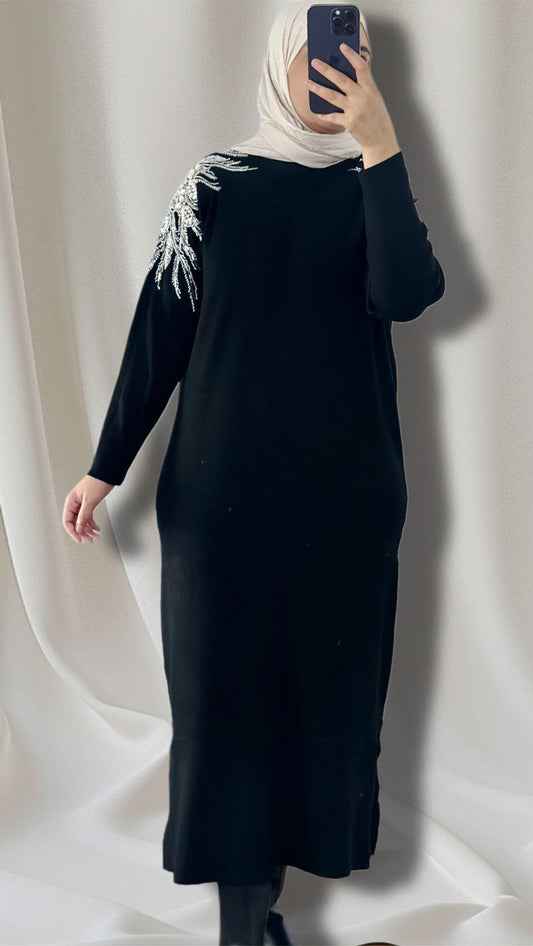 SYLIA Langes Strickkleid mit Schulter-Details – Elegant &Modern