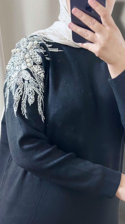 SYLIA Langes Strickkleid mit Schulter-Details – Elegant &Modern