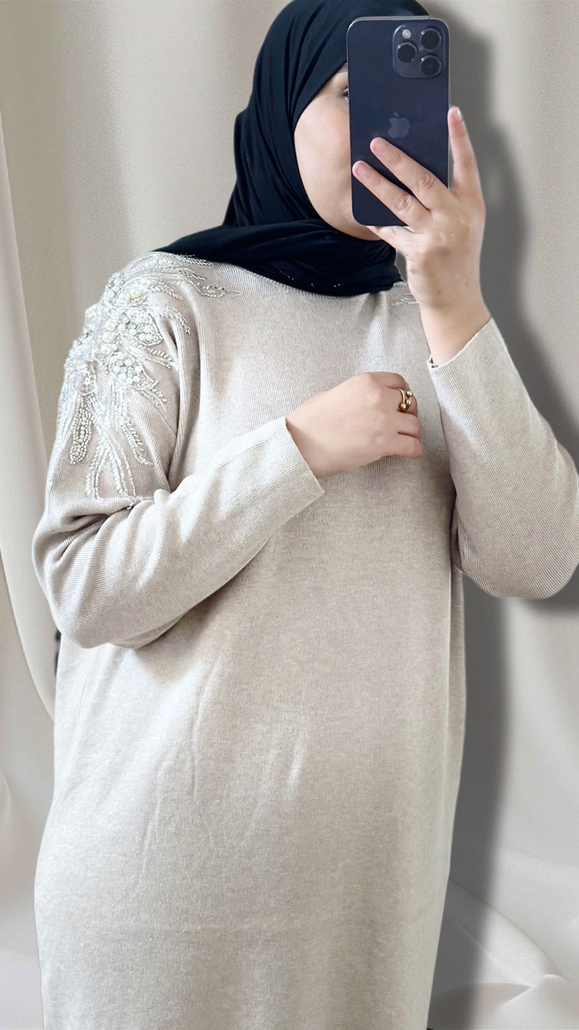 SYLIA Langes Strickkleid mit Schulter-Details – Elegant &amp; Modern