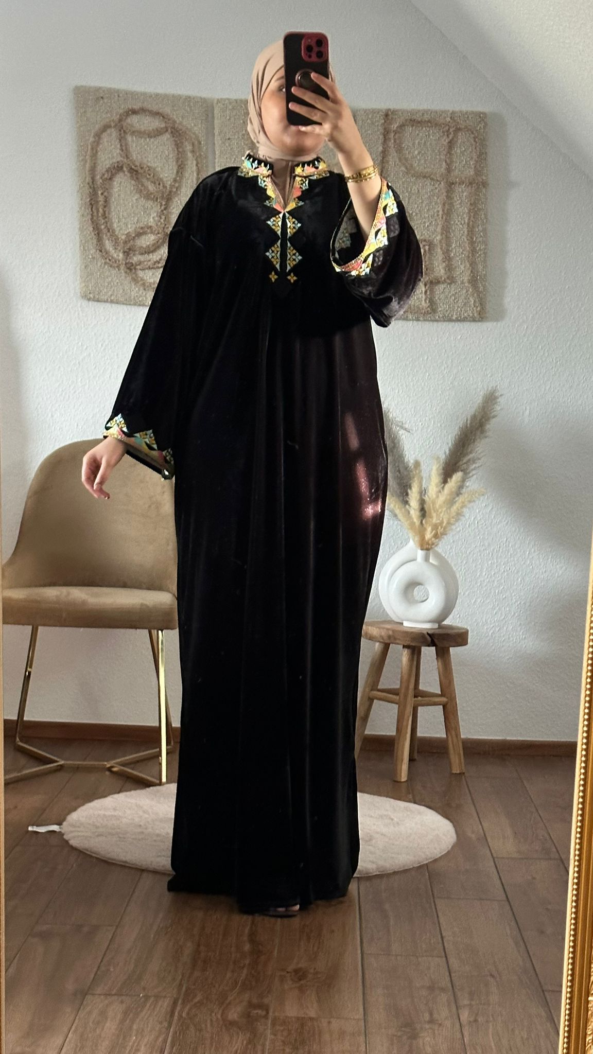 Luxuriöser Samt-Kaftan mit Details in schwarz