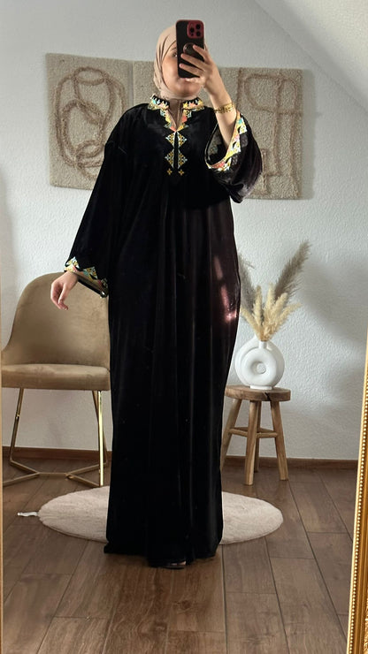 Luxuriöser Samt-Kaftan mit Details in schwarz