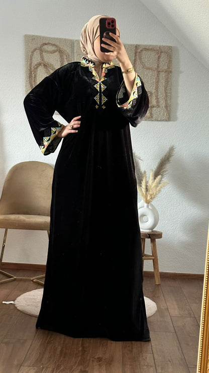 Luxuriöser Samt-Kaftan mit Details in schwarz
