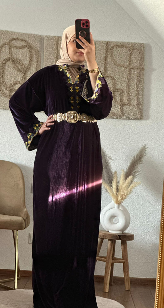 Luxuriöser Samt-Kaftan mit Details in dunkellila