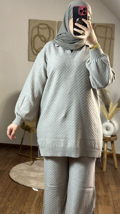 Besonderes Strickset mit komfortabler Passform in taupe